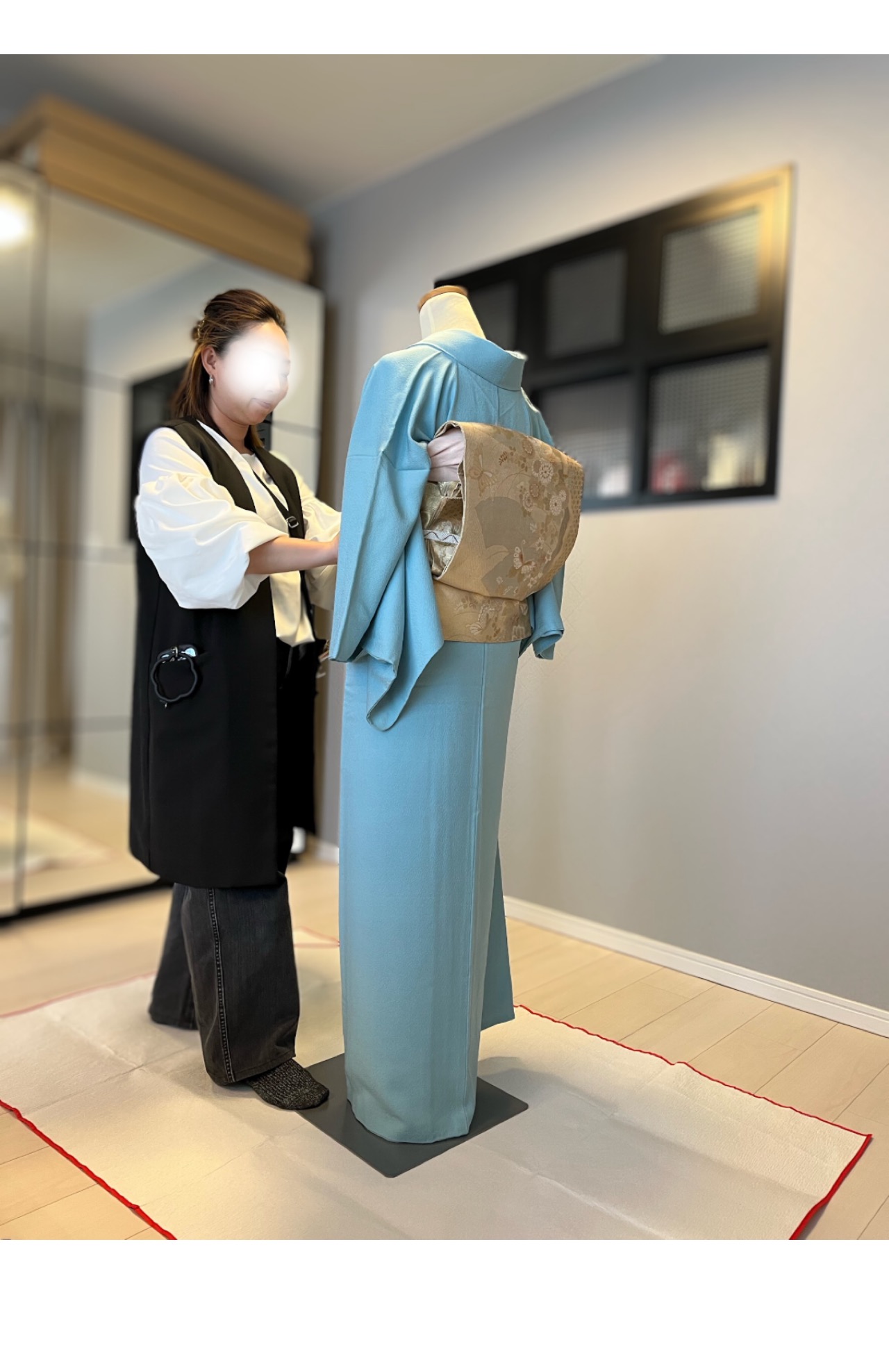 他装レッスンでトルソーに着物を着せている様子